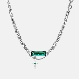 Einfache Wickelhalskette aus Edelstahl mit grünem Zirkon und Kreuz
