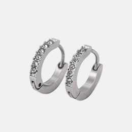 Minimalistische Creolen aus Edelstahl mit Diamanten