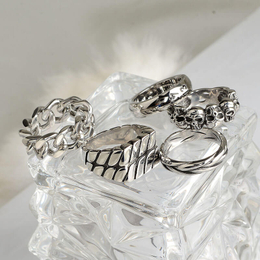 Elegante juego de anillos de acero inoxidable con cadena de calavera